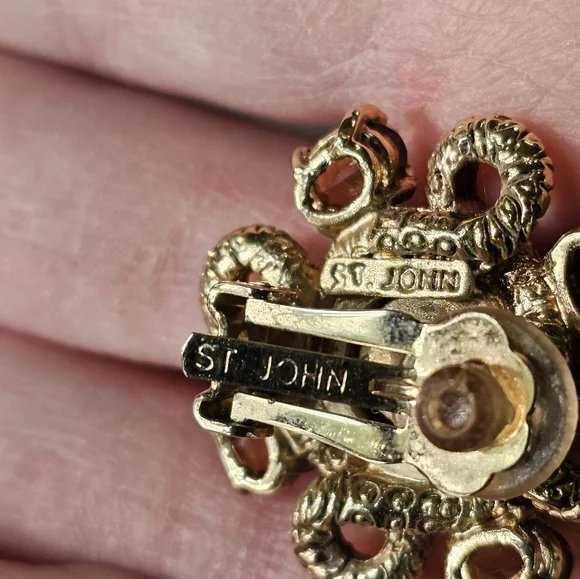 RARE Vintage Designer St John Intaglio Collection Clip- On Earrings! 🔥 - Picture 3 of 7